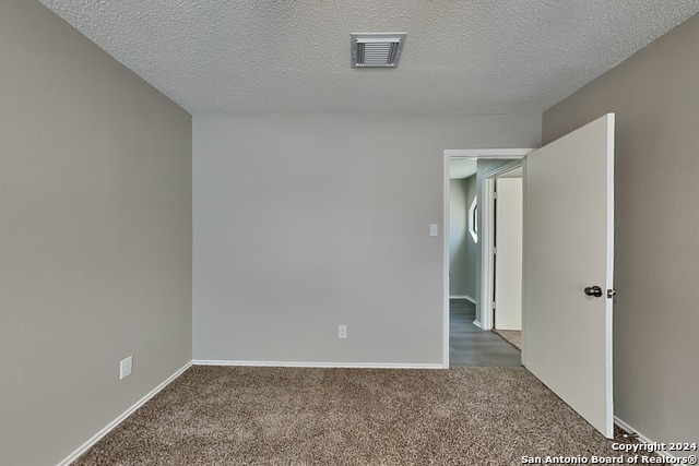 Listing photo id 15 for 423 Irongate Rdg