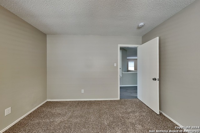 Listing photo id 19 for 423 Irongate Rdg