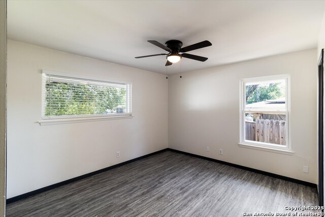 Listing photo id 16 for 210 Summertime Dr