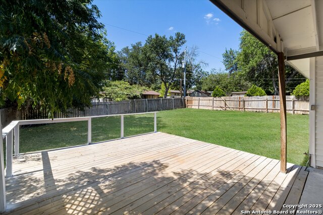 Listing photo id 17 for 210 Summertime Dr