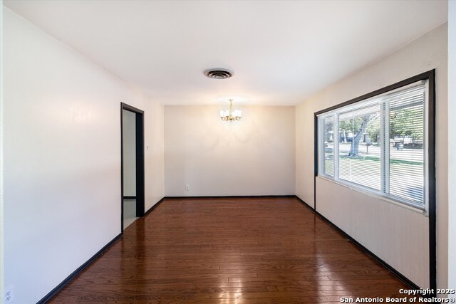 Listing photo id 3 for 210 Summertime Dr