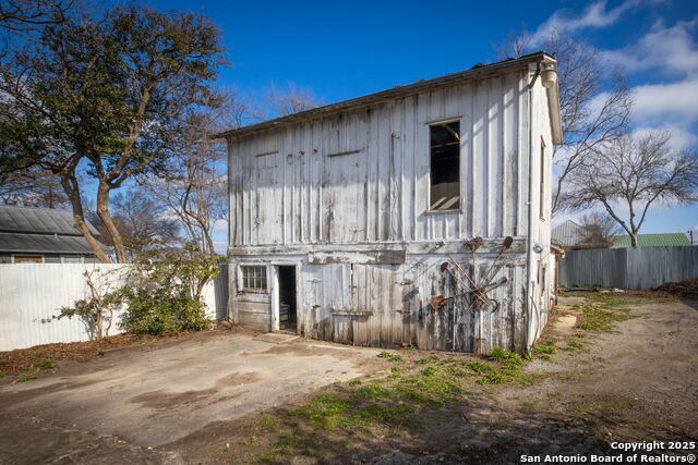 Image 39 of 47 For 633 Castell Avenue S