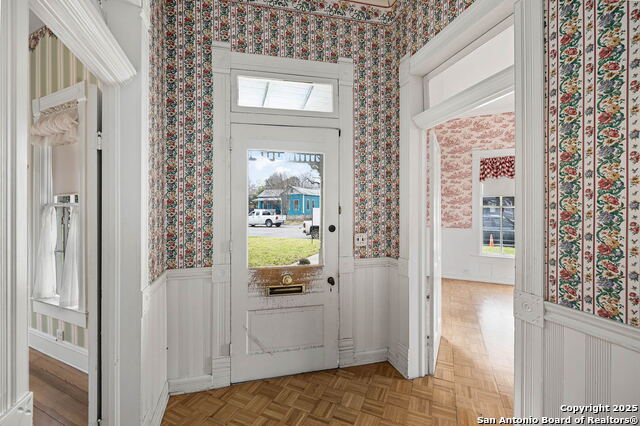 Image 7 of 47 For 633 Castell Avenue S