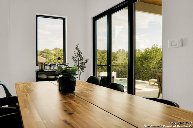 Listing photo id 8 for 756 Spacious Sky