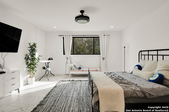 Listing photo id 10 for 756 Spacious Sky