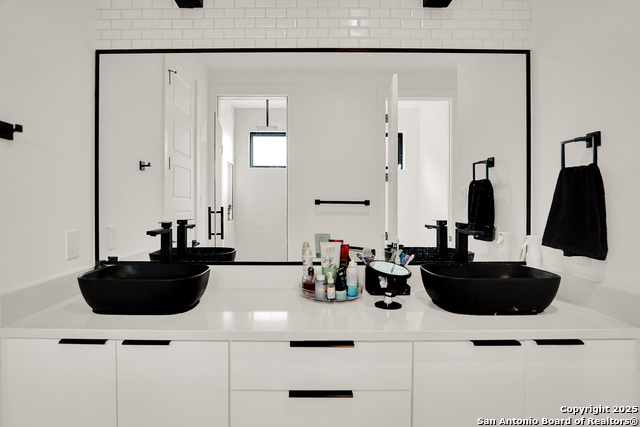 Listing photo id 11 for 756 Spacious Sky