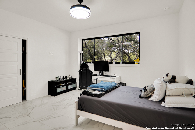 Listing photo id 13 for 756 Spacious Sky