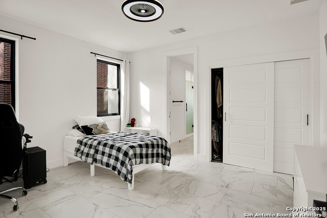 Listing photo id 15 for 756 Spacious Sky