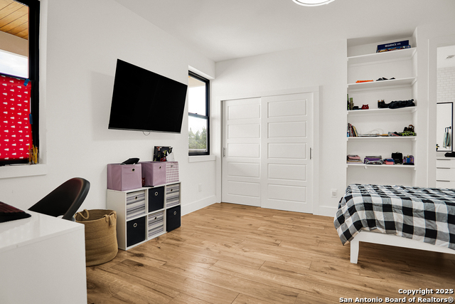 Listing photo id 16 for 756 Spacious Sky