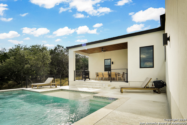 Listing photo id 17 for 756 Spacious Sky