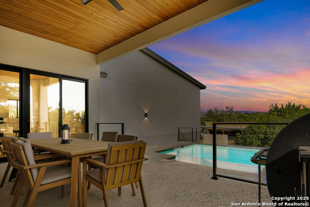 Listing photo id 18 for 756 Spacious Sky