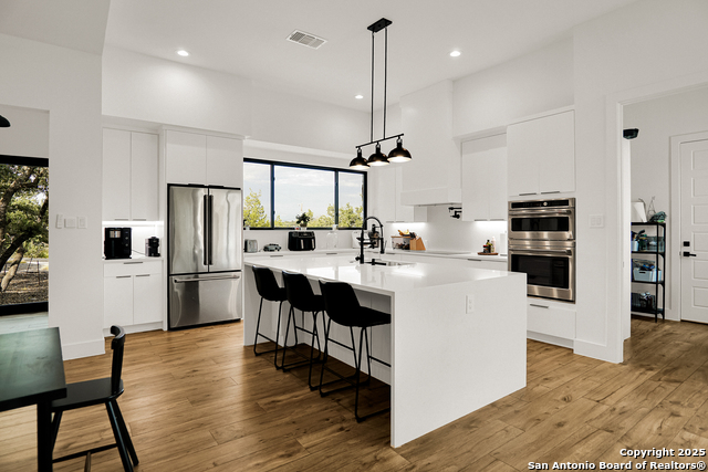 Listing photo id 1 for 756 Spacious Sky