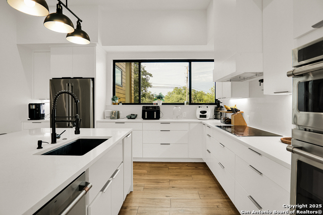 Listing photo id 2 for 756 Spacious Sky