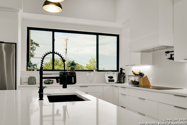 Listing photo id 4 for 756 Spacious Sky