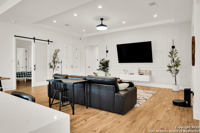 Listing photo id 5 for 756 Spacious Sky