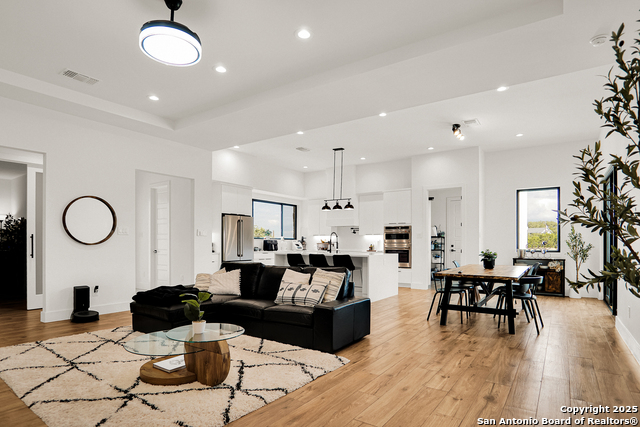 Listing photo id 6 for 756 Spacious Sky