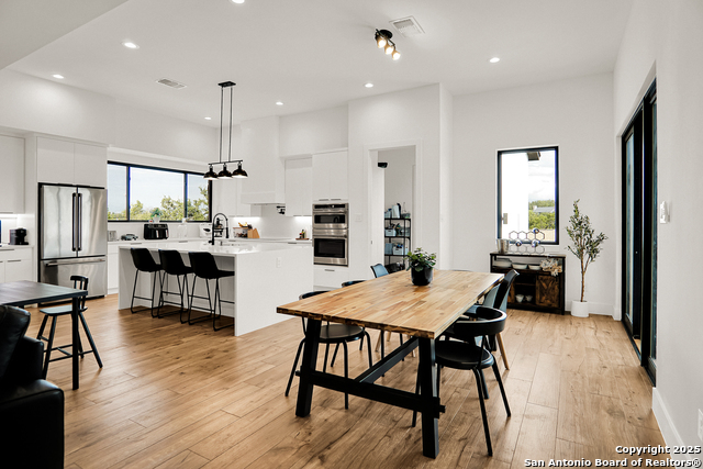 Listing photo id 7 for 756 Spacious Sky