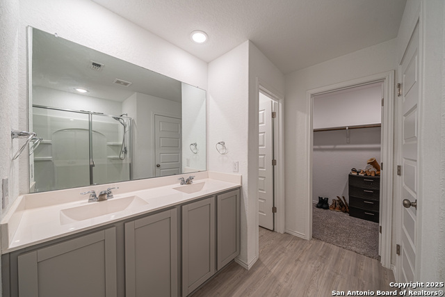 Listing photo id 13 for 4422 Chandler Rd 20
