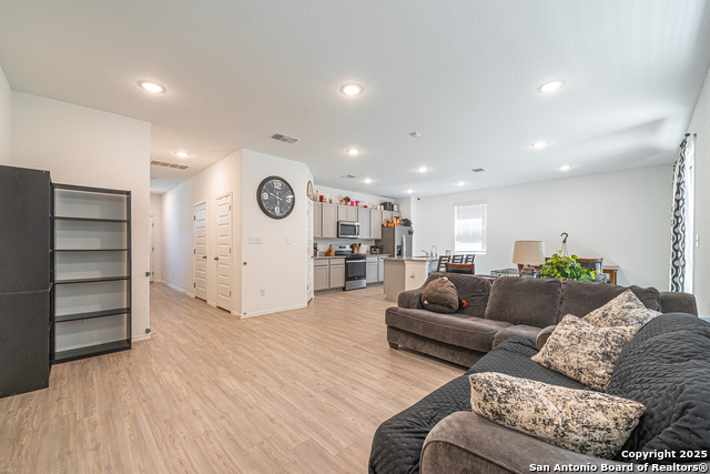 Listing photo id 3 for 4422 Chandler Rd 20