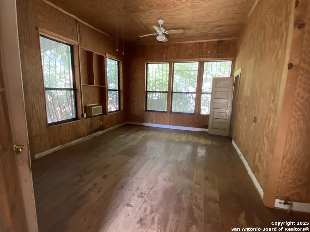 Listing photo id 9 for 559 Highland Blvd W