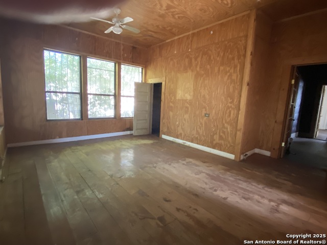 Listing photo id 10 for 559 Highland Blvd W