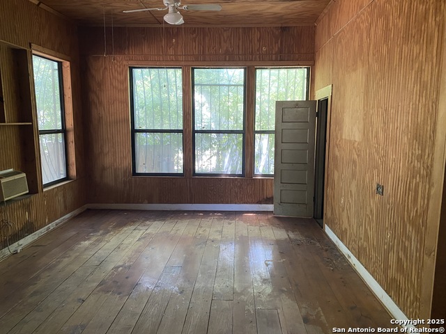 Listing photo id 11 for 559 Highland Blvd W