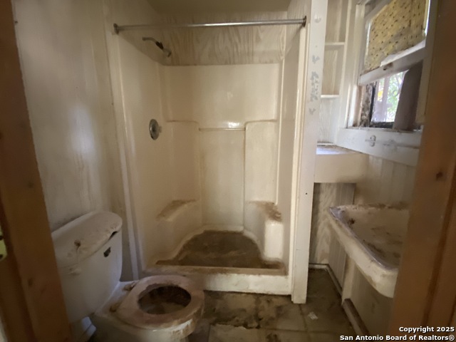 Listing photo id 12 for 559 Highland Blvd W