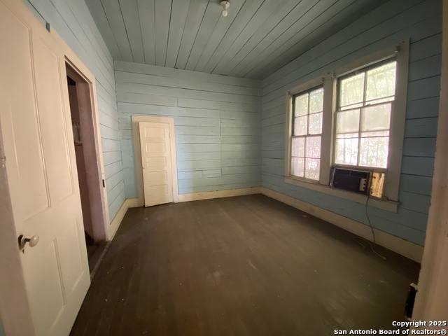 Listing photo id 13 for 559 Highland Blvd W