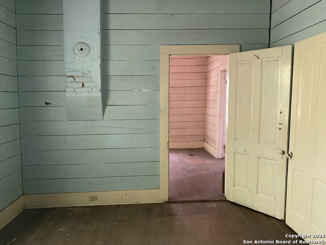 Listing photo id 14 for 559 Highland Blvd W