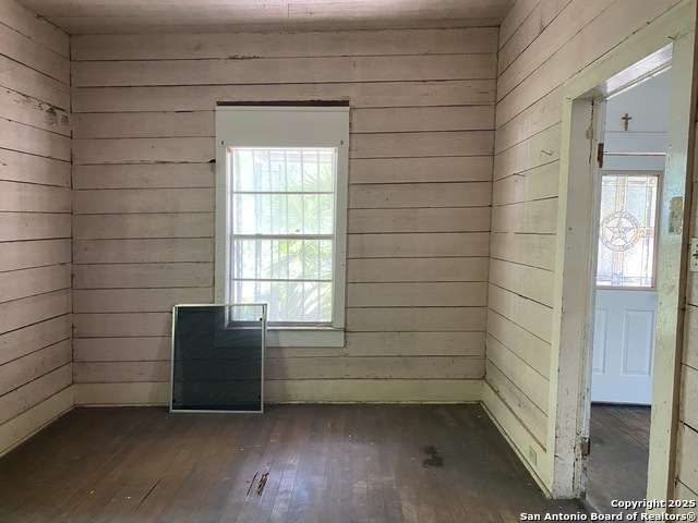 Listing photo id 15 for 559 Highland Blvd W