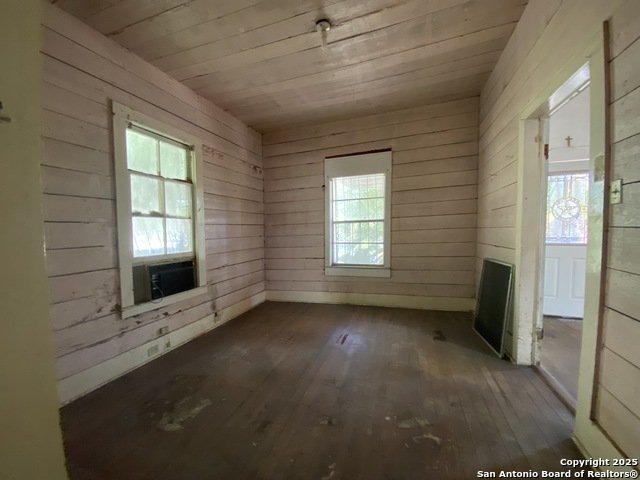 Listing photo id 16 for 559 Highland Blvd W