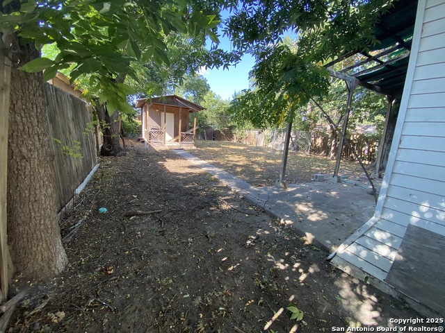 Listing photo id 17 for 559 Highland Blvd W