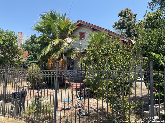 Listing photo id 0 for 559 Highland Blvd W