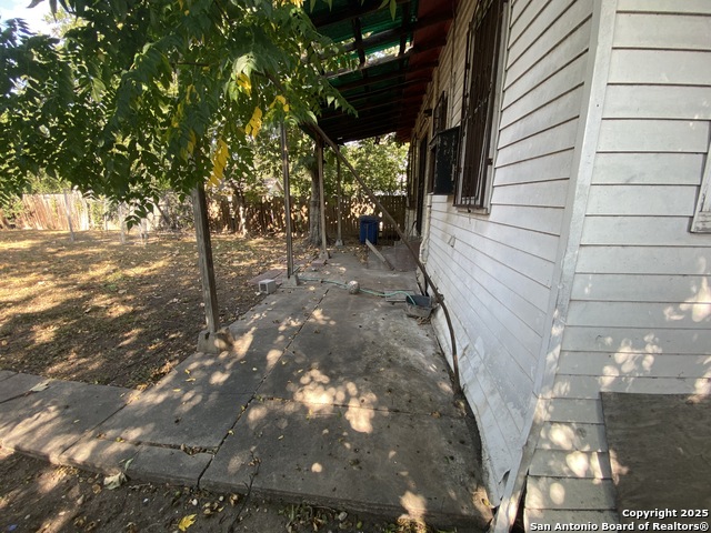 Listing photo id 18 for 559 Highland Blvd W