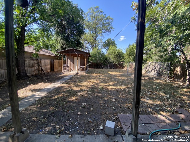 Listing photo id 19 for 559 Highland Blvd W