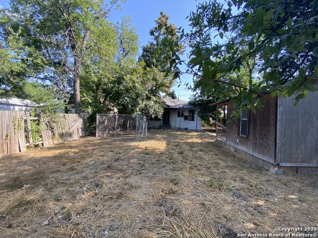 Listing photo id 20 for 559 Highland Blvd W