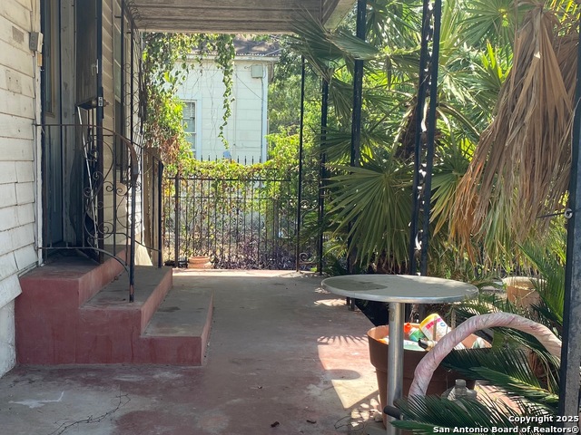 Listing photo id 1 for 559 Highland Blvd W