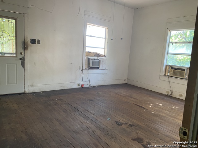 Listing photo id 2 for 559 Highland Blvd W