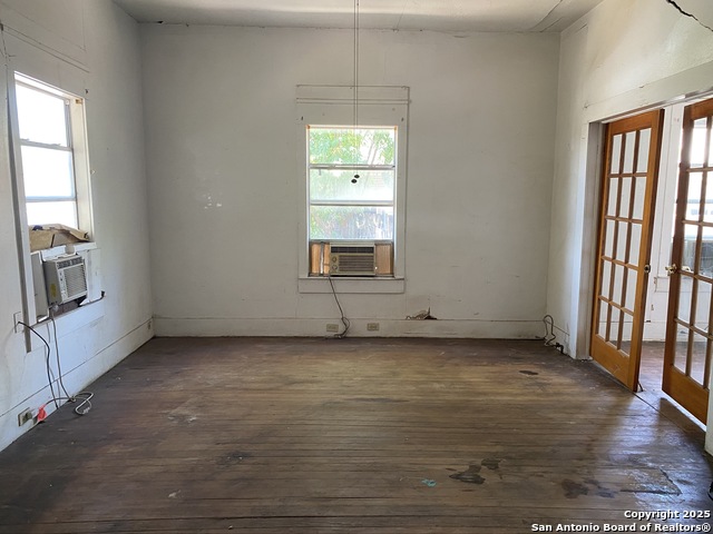 Listing photo id 3 for 559 Highland Blvd W