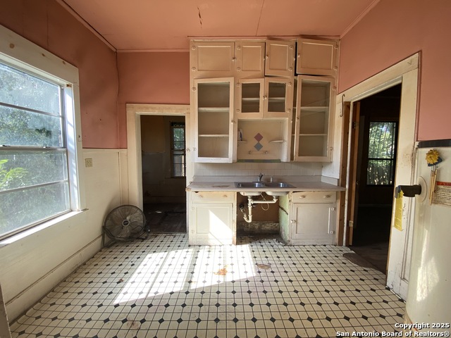 Listing photo id 6 for 559 Highland Blvd W