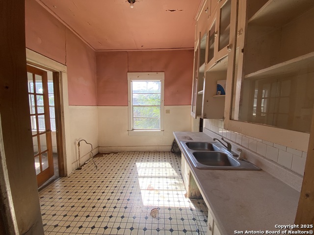 Listing photo id 7 for 559 Highland Blvd W