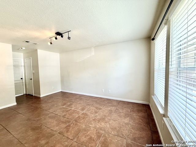Listing photo id 12 for 6118 Kensinger Pass