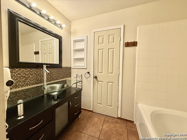 Listing photo id 16 for 6118 Kensinger Pass