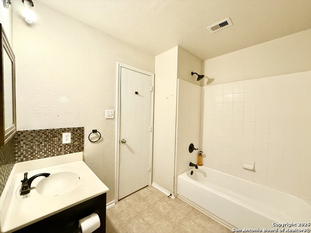 Listing photo id 24 for 6118 Kensinger Pass