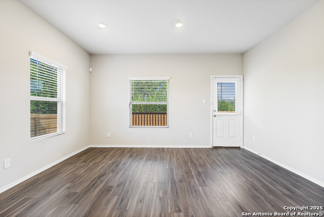 Listing photo id 8 for 304 Saddle Dawn