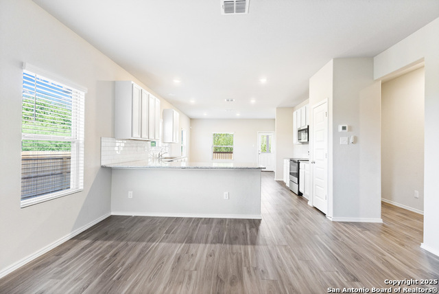 Listing photo id 5 for 304 Saddle Dawn
