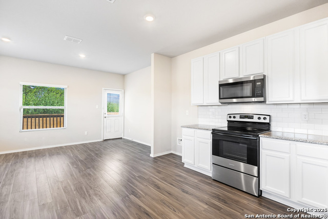 Listing photo id 7 for 304 Saddle Dawn
