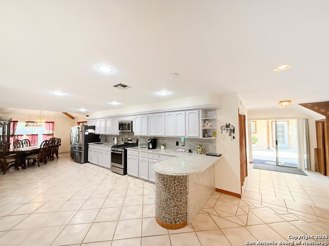 Image 15 of 49 For 710 Baetz Blvd. W