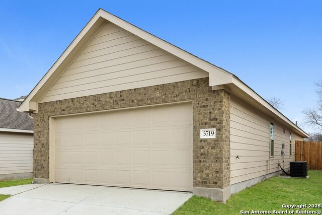Listing photo id 0 for 3719 Somers Crest