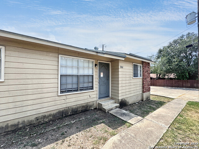 Image 3 of 16 For 844 Sunshine Dr E 301
